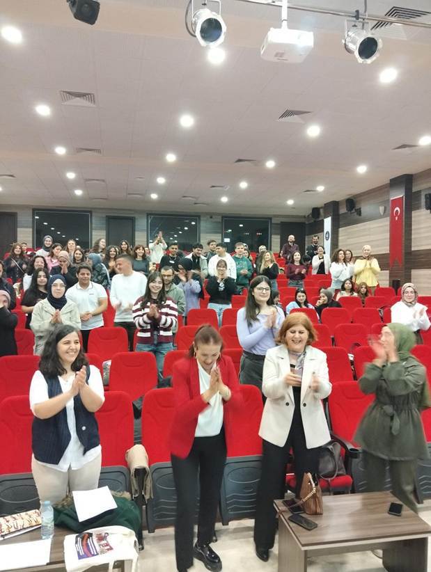 giyim, kişi, şahıs, ayakkabı, iç mekan içeren bir resim