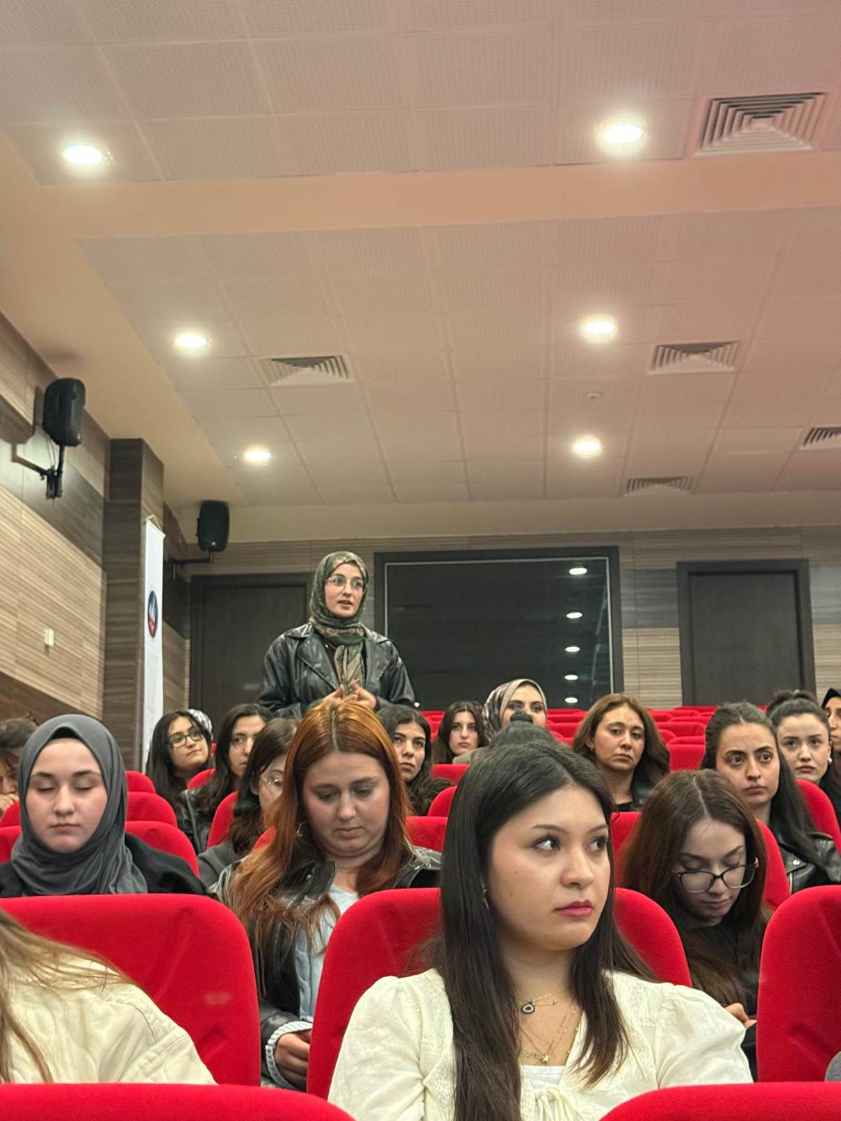 insan yüzü, giyim, kişi, şahıs, iç mekan içeren bir resim

Yapay zeka tarafından oluşturulmuş içerik yanlış olabilir.